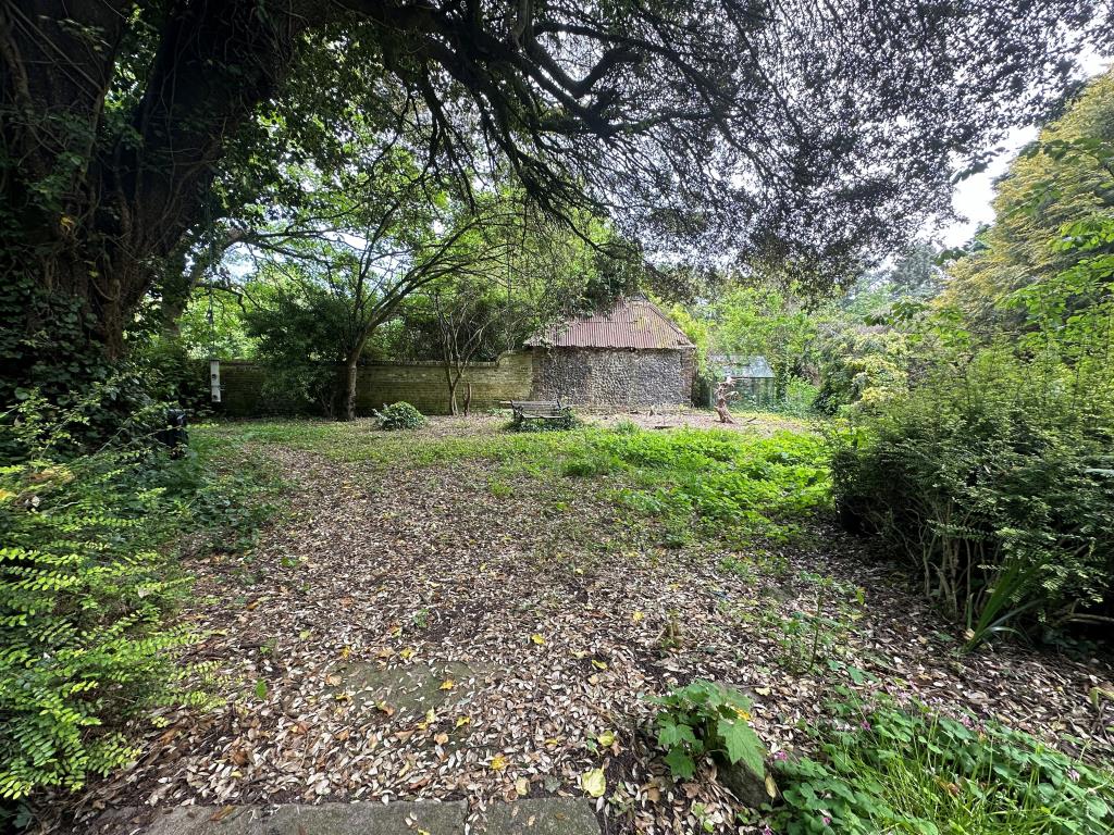 Lot: 107 - DETACHED PROPERTY IN GROUNDS OF 3.5 ACRES WITH OUTBUILDINGS, STABLES AND DILAPIDATED BARN - Garden to rear of house